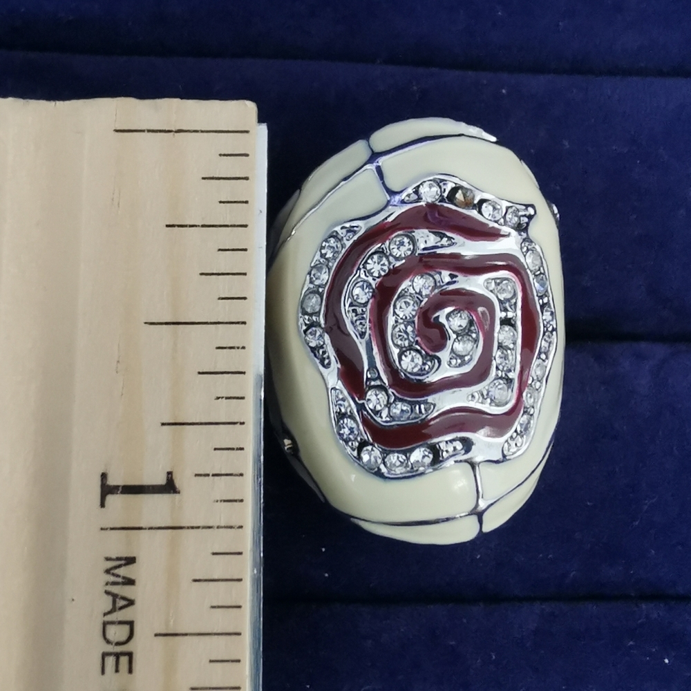 #33~NWOT Woman ring.